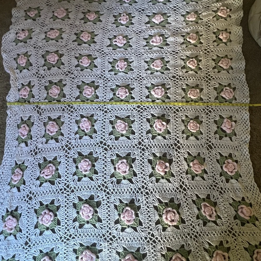 Handmade square afghan roses white pink green - Picture 4 of 9
